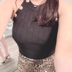 🖤 Black Ribbed Fitted Top With Gold Button Details 🖤